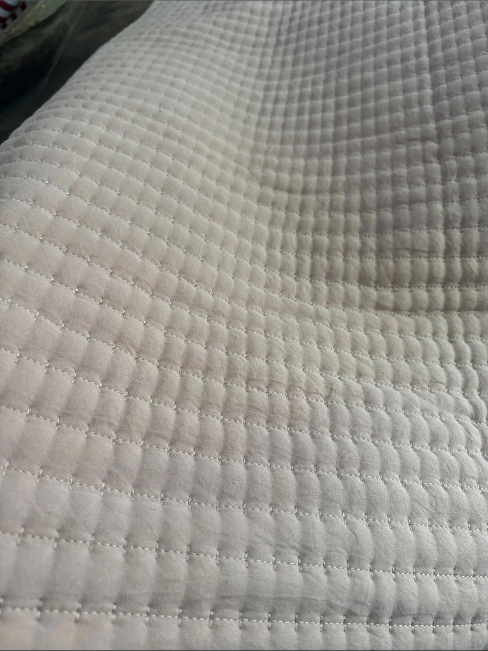 NWOT HomeGoods pic stitch size full/queen Quilt in Blush